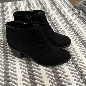 Adorable black booties w heel, MEMORY FORM super comfy